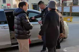 刘强东父亲出门打牌，穿千元外套显派头，更有两高大保镖拿快递！图片