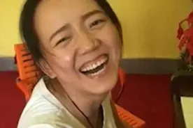 钢琴旁笑了9年的表情包：主人公终于露面，首播直播间涌入12万人图片