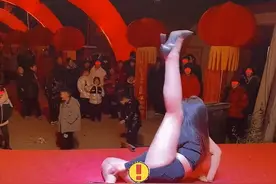 在农村美女衣着清凉跳热舞，大爷看的津津有味，网友：我也要看！图片