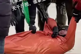 警察都赶不走！烟台海边捞一网海肠赚1万元，一天却出现6起溺水图片