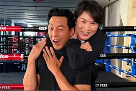 吴彦祖晒被张伟丽锁喉照，祝贺其获奖：她也是一位出色的女演员，获得了最佳新人奖图片