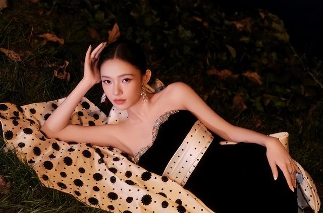 夜色中一袭黑裙惊艳全场，V领宝石闪耀夺目，躺草地展现完美曲线