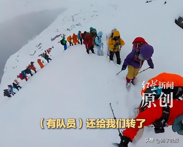 珠峰暴雪中,向导一人一狗带上百人撤离,本人回应:是有个狗狗跟着进山,从业十几年没见过这么大的雪