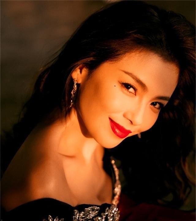 王珂没想到，为自己还清亿万债务的妻子刘涛，早已今非昔比