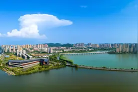 江夏区委书记张斐：诚邀各方朋友来一场“江夏行”，感受这里的美丽年轻包容希望图片