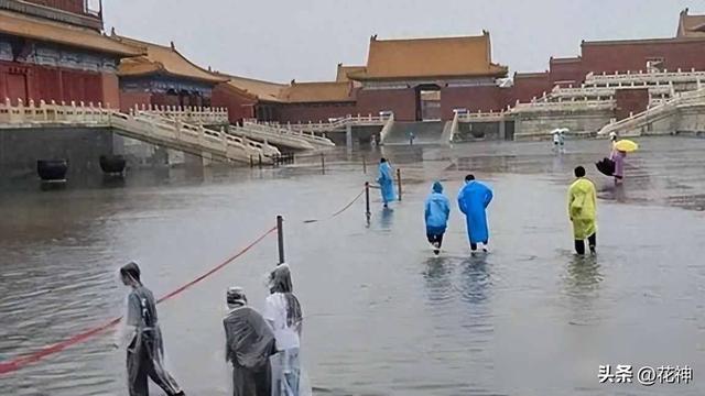 故宫暴雨淹成池塘，600年排水系统竟不如沙袋古建筑在哭诉什么？
