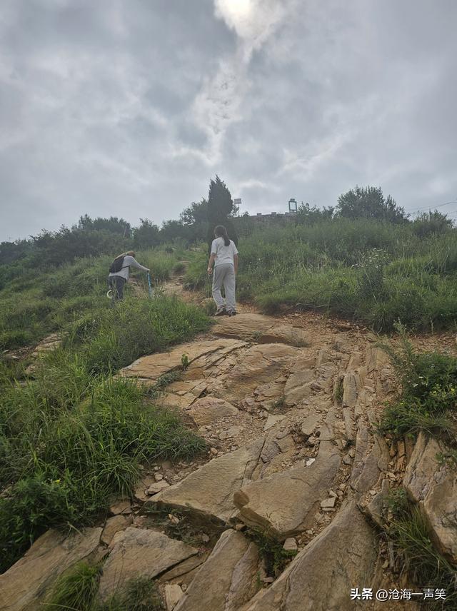 登山的乐趣在哪里，是强身，是健体，是登高，是望远，是俯瞰风景