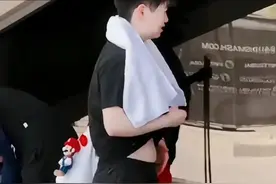 孙颖莎滑稽的一幕，真想不到她竟然敢当众这样做！图片