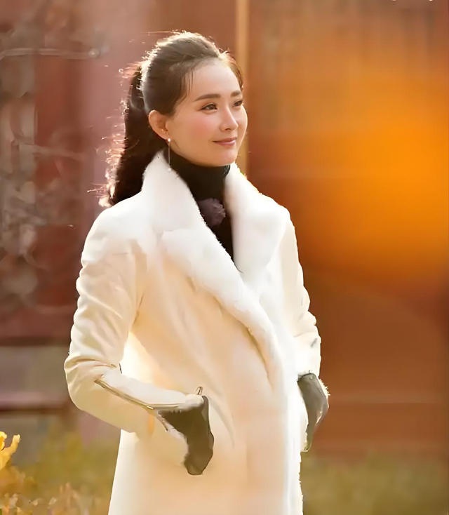 王艳太有钱了，穿睡衣在自家花园散步，背后就是紫禁城！