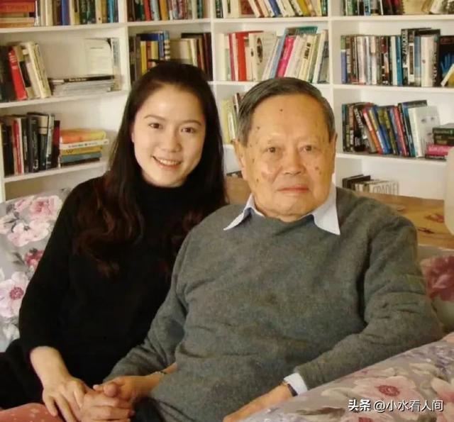 杨振宁刚去世，翁帆终于发声，字字催泪，清华大学吊唁堂细节感人