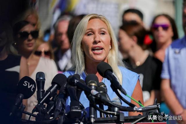 补贴断崖，两党互撕！2400万美国人医保费飙涨，共和党这下真急了