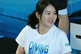 笑疯了！全红婵的家当，就连世界冠军陈若琳，也得给徒弟背娃娃图片