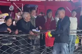 大爷大妈街边玩套大鹅，二人玩的不亦乐乎，摊主举动暖人心 网友：鹅鹅们快上钩！急死我了图片