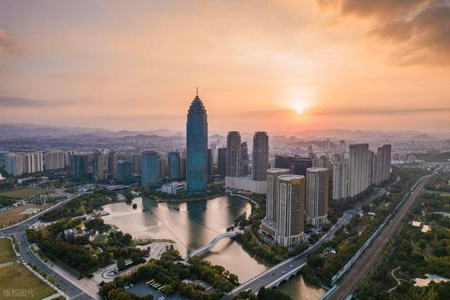 浙江很低调的地级市，人口比金华少，面积比温州小，GDP超8900亿