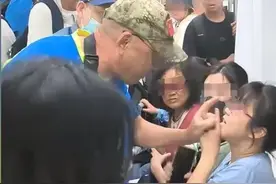 事态升级！北京地铁老人扒拉女生：涉事老人被带走！警方评论沦陷图片