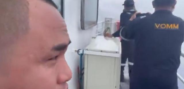 中国不再手下留情，黄岩岛现场画面传开，菲船员被打的抱头鼠窜