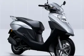 新车 | 售7580元起/平踏设计/配联动刹车系统，五羊本田SCR125上市图片