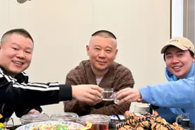 岳云鹏与郭德纲父子聚会，老郭最瘦，桌上美食成焦点图片