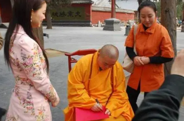 李湘做梦也想不到，释永信刚塌房，自己就因一张“黑丝照”被牵连