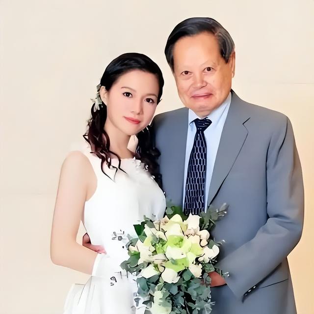 演都不演了！杨振宁去世仅7天，恶心的事情发生了，结局大快人心