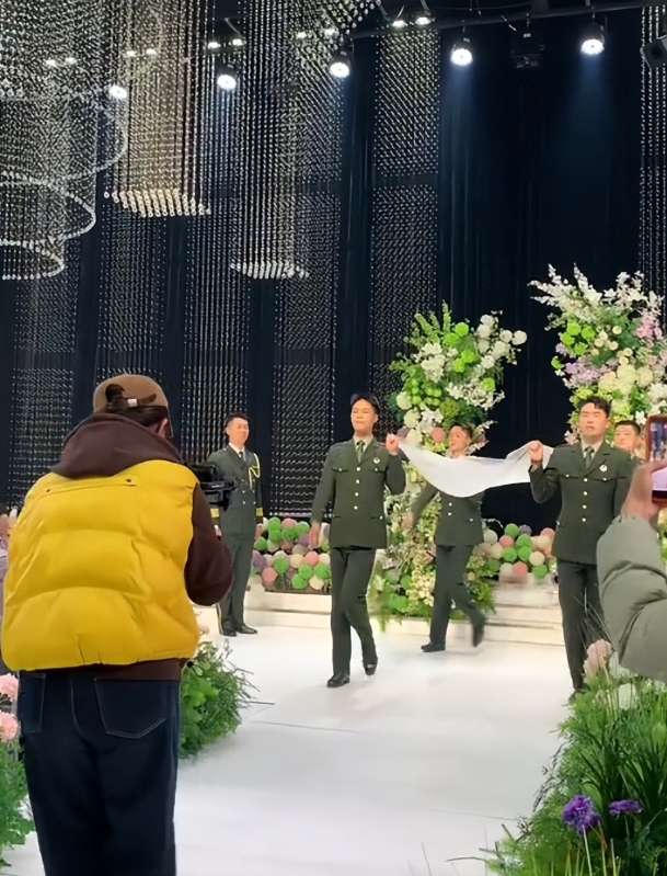 张自轩婚礼现场，新娘很强势两次拒绝他的亲密动作，岳父实力不菲