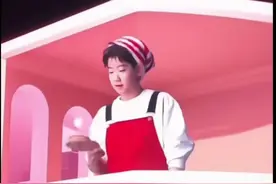 孙颖莎背带裤造型甜炸！广告片这笑容谁顶得住啊？图片