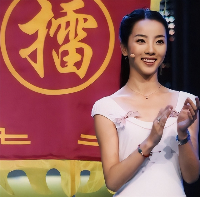 前央视主持人李思思也没想到，因阅兵后一个举动，再次收获好口碑