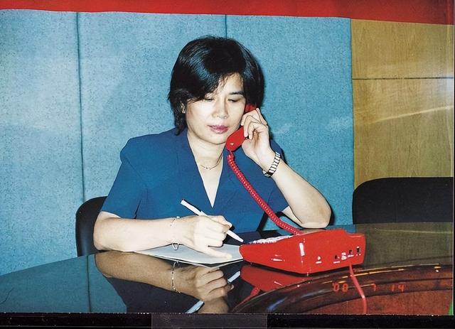 董明珠逛成都太古里，穿粉装大笑毫无架子，70多岁仍在拼事业