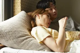 情侣同居时，为什么床单上会有很多小颗粒，男生的枕头为何更黄？图片
