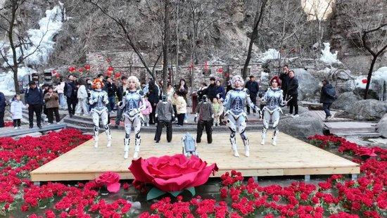 春晚机器人跑到太行山跳舞！太行大峡谷这次真的“潮”出圈了