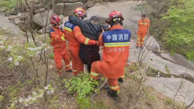 青岛一壮汉带9岁女儿走野路登山摔伤被困，消防员搜救近4小时