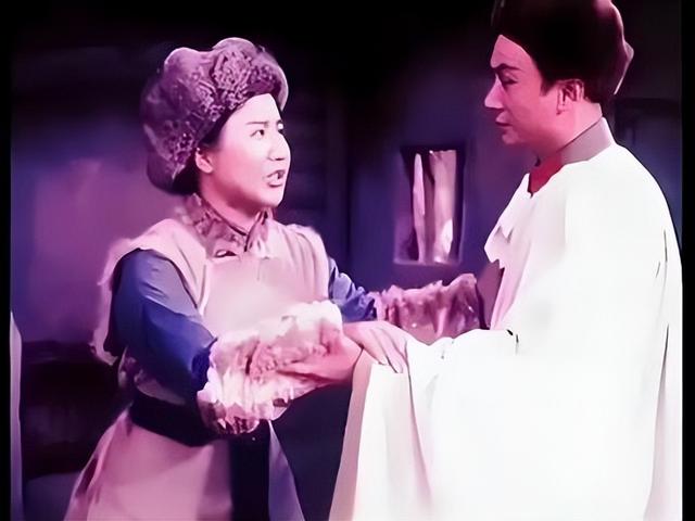 吃里扒外	、永不回国？带30名演员留美不归，如今年过花甲归来