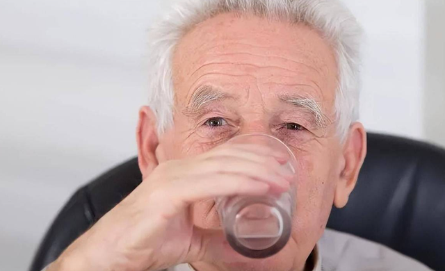 44岁女子每天慢跑健身，1年后中风去世，医生叹气：3个习惯没纠正