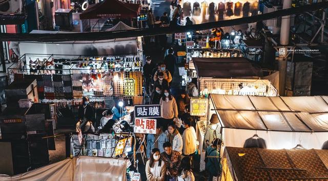 武汉最大的夜市，1公里分布着千余摊位，一到晚上挤得水泄不通
