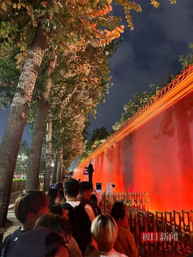 想看天安门国庆升旗仪式的心情有多迫切：安检口提前12小时排长队，开闸后百米冲刺占据最佳位