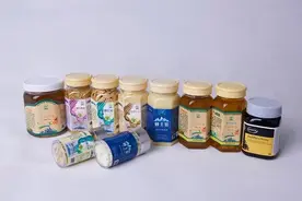 买蜂蜜时别管是什么牌子，一旦发现包装上有这些字，全都是假的 ！图片