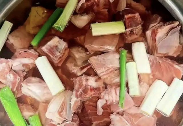 天冷了，吃猪肉牛肉不如吃它，健脾暖胃强免疫，简单一炖，太香了