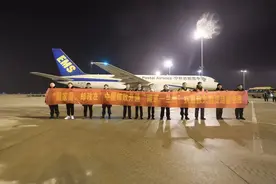 驰援甘肃！首架满载抗震救灾物资的中国邮政航空飞机起飞！图片