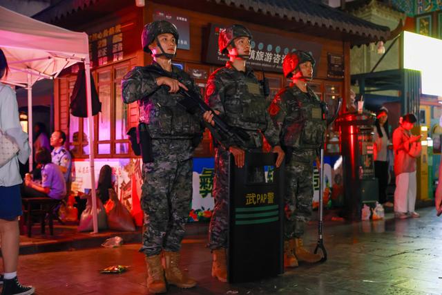 楚雄彝族自治州火把节，武警官兵保障游客平安出行
