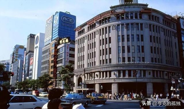 入狱住单间、嫌热装空调，狱中住16年狂赚30亿，他为何如此豪横？
