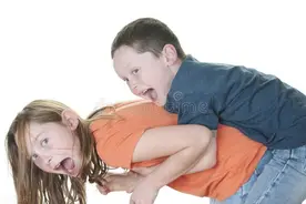 姐姐打弟弟，警察笑了图片