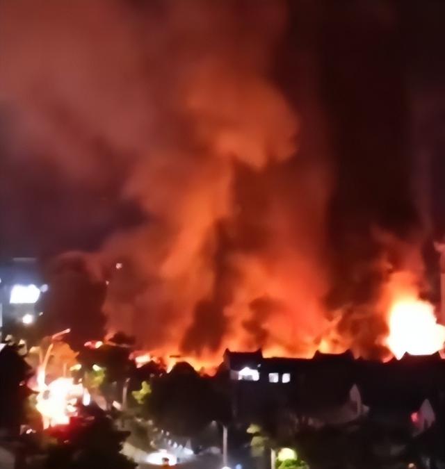 云南普洱凌晨突发火灾	，现场浓烟滚滚还引燃烟花，应急：已扑灭，过火面积1500平方米