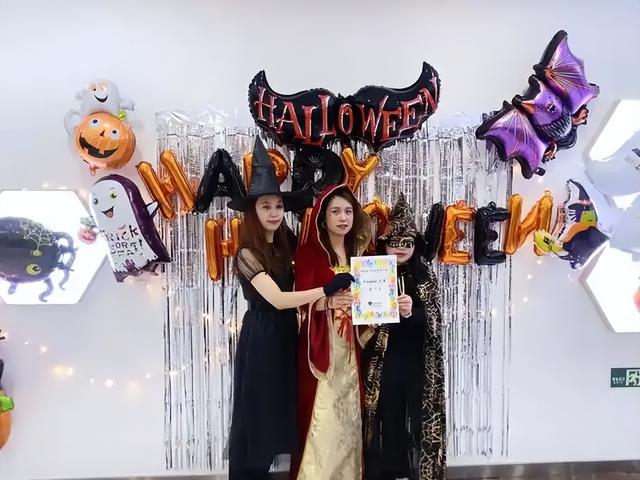 为啥万圣节中国人敢扮鬼，而到了中元节却没人玩了？评论区炸锅了