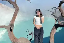 中国女游客在火山口穿开叉长裙拍照绊倒，掉入75米深悬崖身亡图片