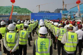 2025年秋季1.2万名师生将入驻 中国石油大学（华东）古镇口校区（西区）项目主体喜封金顶图片