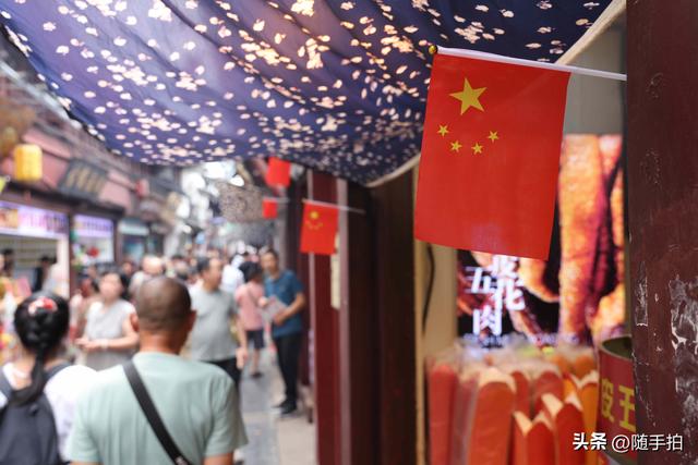 喜气洋洋，长假首日上海千年古镇七宝老街人头攒动