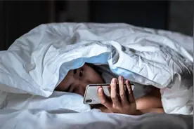 十八岁男孩依旧跟妈妈一个被窝，晚上母子两人交流着时尚话题！图片