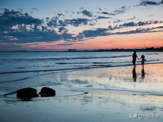 自驾车露营地：山东威海乳山银滩免费房车床车停车场自驾车露营地