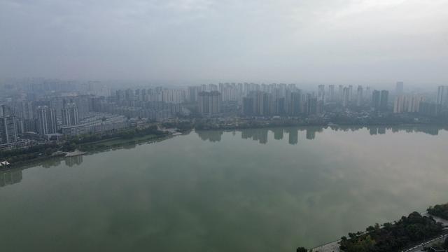 10月30日，大雾笼罩下的汉江两岸