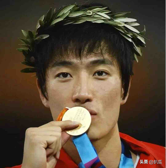 42岁刘翔近况曝光，长期在国外旅游，靠终身合同吸金，远离喷子！